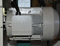 Двигатель немецкого производства "SIMENS" мощностью 15 кВт. с легкостью справляются с распиловкой твердолиственной древесины на больших скоростях подачи. 